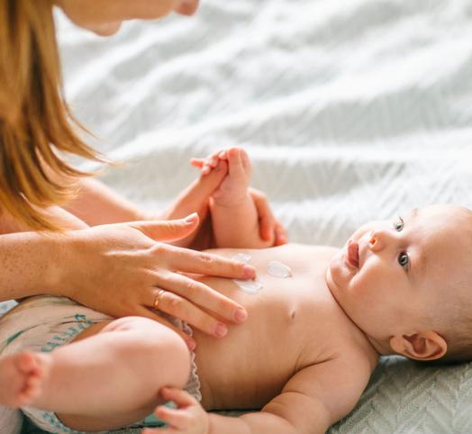 Nemlendirme ve bebeğinizin cildinin yumuşaklığını ve rahatlığını korumak için doğru alışkanlıklar