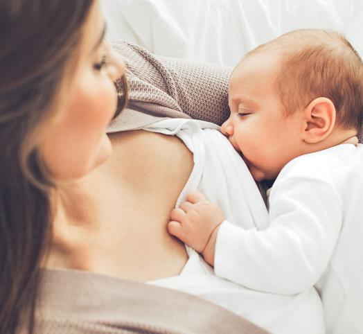 Bebeğinizi emzirmeye nasıl başlayacağınız konusunda endişeleriniz mi var? Rahat olun.
