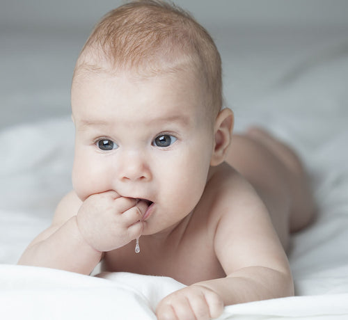 Bebeklerde diş çıkarma belirtileri ve diş çıkarma aşamaları - Mustela Türkiye - 1