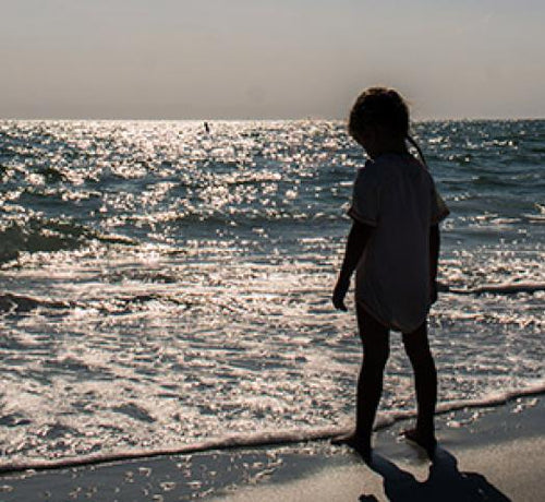 Bebeklerde ve çocuklarda güneş yanığı oluştuğunda cilt nasıl rahatlatılır? - Mustela Türkiye - 1