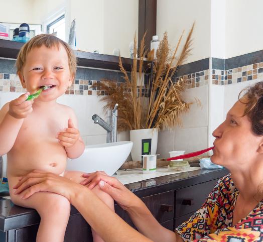 Bebeğinizin dişlerini ilk kez fırçalamak